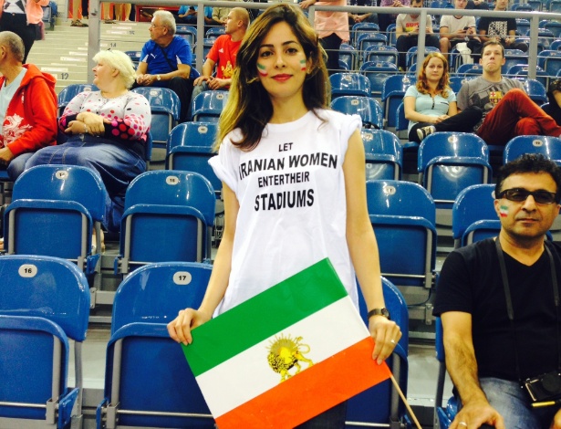 iraniana-protesta-em-cracovia-por-mulheres-nao-poderem-ver-jogos-no-pais-1409842970615_615x470.jpg